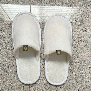 $8or 2/$12 NWOT Intercontinental Hotel slippers with front logo tag Size 10&1/2”